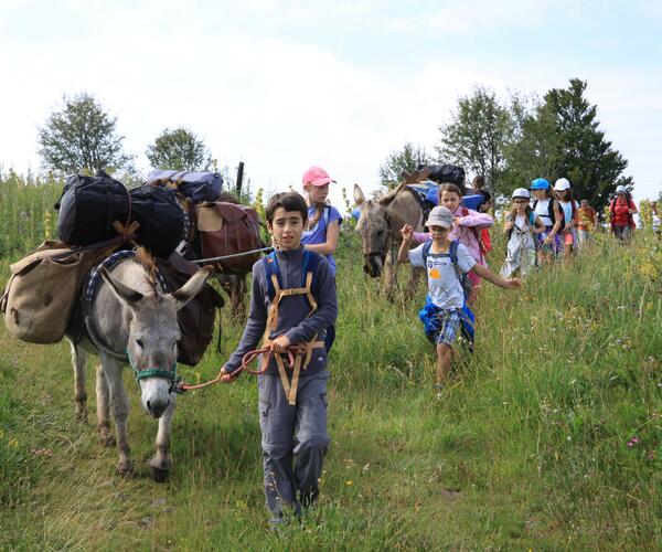 Ardèche en famille de Mont en Mont avec un âne