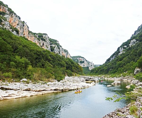 Ardèche en famille de Mont en Mont avec un âne