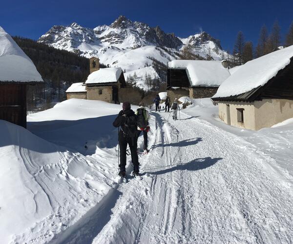 Alpes : La vallée de Névache en raquettes